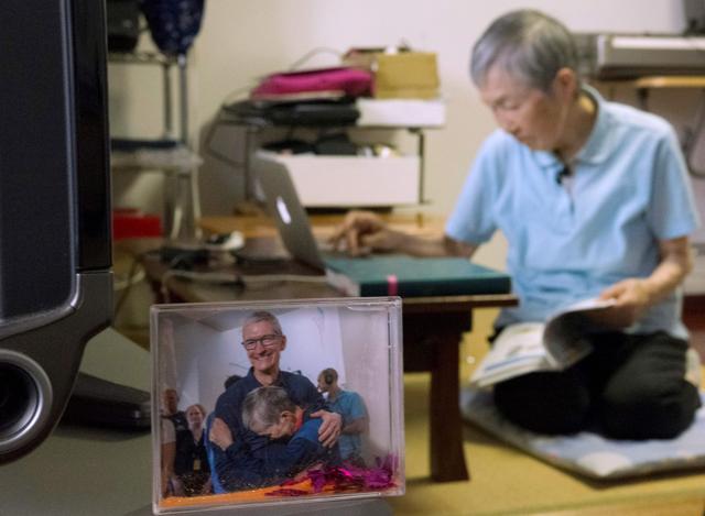 A commemorative photo with Apple CEO Tim Cook at the home of 82-year-old programmer Masako Wakamiya in Fujisawa in Kanagawa prefecture of Japan. (AFP) A commemorative photo with Apple CEO Tim Cook at the home of 82-year-old programmer Masako Wakamiya in Fujisawa in Kanagawa prefecture of Japan. (AFP)