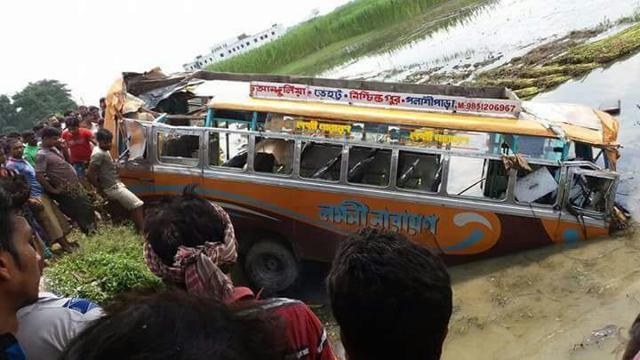 The bus was lifted with a crane. Some among the injured were in critical condition. (HT Photo) The bus was lifted with a crane. Some among the injured were in critical condition. (HT Photo)