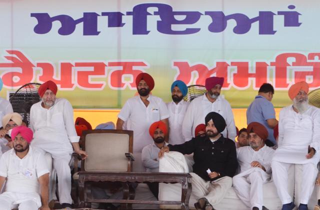 An empty chair placed for Punjab CM Capt Amarinder Singh while Navjot Singh Sidhu (right) on the stage during a rally on Rakhar Punia at Baba Bakala near Amritsar on Monday. (Sameer Sehgal/HT) An empty chair placed for Punjab CM Capt Amarinder Singh while Navjot Singh Sidhu (right) on the stage during a rally on Rakhar Punia at Baba Bakala near Amritsar on Monday. (Sameer Sehgal/HT)