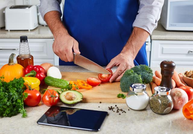 90% of respondents, including 36% girls, said that guys would cook a meal if their wife came home late from work at times. (Shutterstock)