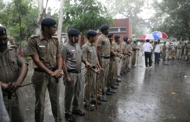 Cops outside the Sector-26 police station where Vikas and Ashish surrendered. (Keshav Singh/HT) Cops outside the Sector-26 police station where Vikas and Ashish surrendered. (Keshav Singh/HT)