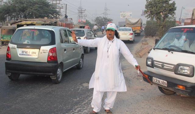 58-year-old Dorris Francis has been manning traffic at Khoda Chowk, Ghaziabad since she lost her daughter in a road accident. (HT Photo)