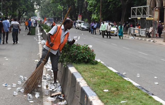 The civic body got to work as soon as the 2 lakh participants finished their march. (Satyabrata Tripathy/HT)