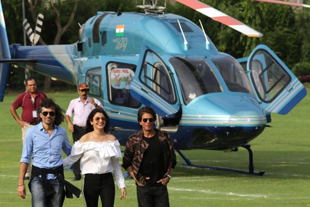 Actors Anushka Sharma and Shah Rukh Khan along with filmmaker Imtiaz Ali deboard a helicopter at a Gurugram University where they arrived to promote Jab Harry Met Sejal. (IANS)