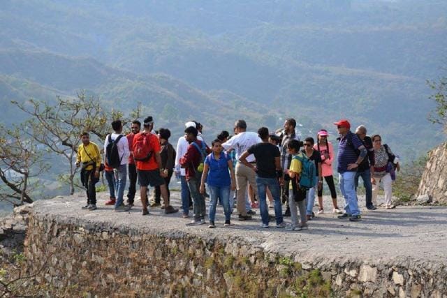 The trail begins at Rajpur on the outskirts of Dehradun and cuts a 35km drive to Mussoorie into a healthy 9km walk. (HT Photo) The trail begins at Rajpur on the outskirts of Dehradun and cuts a 35km drive to Mussoorie into a healthy 9km walk. (HT Photo)