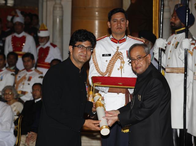 President Pranab Mukherjee presented Padma Shri award to Prasoon Joshi during Bharat Ratna and Padma Awards ceremony at Rashtrapati Bhawan in New Delhi on March 30, 2015. (Photo by Arvind Yadav/ Hindustan Times)