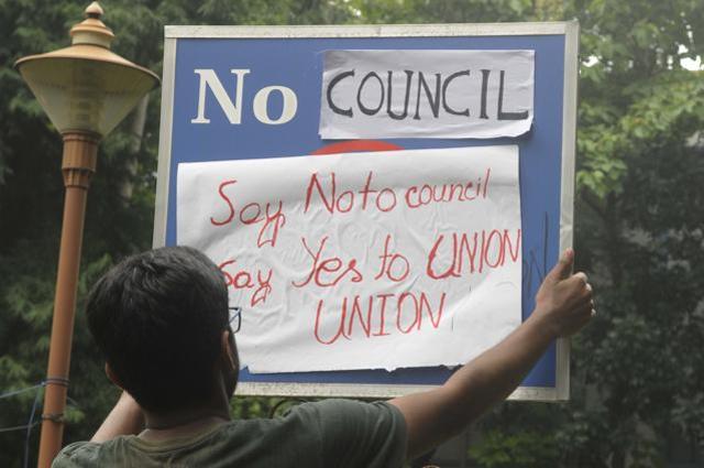 Jadavpur University students are agitating against the Bengal government’s decision to replace elected students’ unions in all colleges and universities with nominated councils. (Samir Jana/HT PHOTO) Jadavpur University students are agitating against the Bengal government’s decision to replace elected students’ unions in all colleges and universities with nominated councils. (Samir Jana/HT PHOTO)