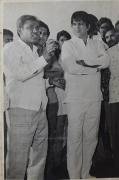 Ram Dulare Gupta , one of Delhi’s most famous kite flyers of his time, with Dilip Kumar. (Raj K Raj/HT FILE PHOTO) Ram Dulare Gupta , one of Delhi’s most famous kite flyers of his time, with Dilip Kumar. (Raj K Raj/HT FILE PHOTO)