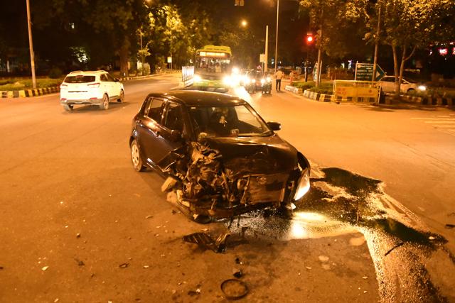 Maruti Swift car whose driver was injured in the accident. (Burhaan Kinu/HT PHOTO) Maruti Swift car whose driver was injured in the accident. (Burhaan Kinu/HT PHOTO)
