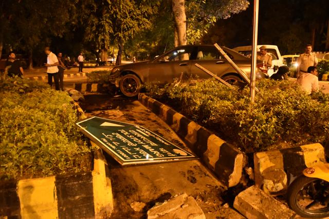 The signboard knocked down by the Mercedes. (Burhaan Kinu/HT PHOTO) The signboard knocked down by the Mercedes. (Burhaan Kinu/HT PHOTO)