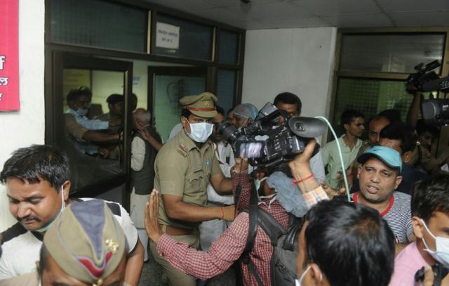 Scuffle between police and media personnel at BRD Medical College in Gorakhpur on Sunday, August 13, 2017. (HT Photo/ Deepak Mehta) Scuffle between police and media personnel at BRD Medical College in Gorakhpur on Sunday, August 13, 2017. (HT Photo/ Deepak Mehta)