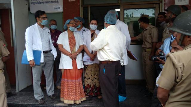 Doctors seen waiting for the chief minister at BRD Medical College, on Sunday, August 13, 2017. (HT Photo/Rajesh Kumar Singh) Doctors seen waiting for the chief minister at BRD Medical College, on Sunday, August 13, 2017. (HT Photo/Rajesh Kumar Singh)