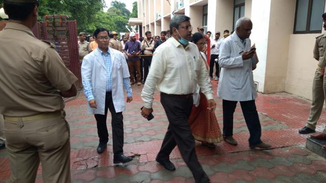 Doctors arrive at the Encephalitis ward in BRD Medical College ahead of CM Adityanath’s visit, on Sunday, August 13, 2017. (HT Photo/Rajesh Kumar Singh) Doctors arrive at the Encephalitis ward in BRD Medical College ahead of CM Adityanath’s visit, on Sunday, August 13, 2017. (HT Photo/Rajesh Kumar Singh)
