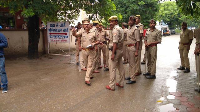 Police force deployed outside the Encephalitis ward in BRD Medical College ahead of CM Adityanath’s visit on Sunday, August 13, 2017. (HT Photo/Rajesh Kumar Singh) Police force deployed outside the Encephalitis ward in BRD Medical College ahead of CM Adityanath’s visit on Sunday, August 13, 2017. (HT Photo/Rajesh Kumar Singh)