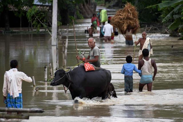 Villagers move to safer place from flood-hit Vaispara in Araria district of Bihar on Monday. (PTI photo) Villagers move to safer place from flood-hit Vaispara in Araria district of Bihar on Monday. (PTI photo)