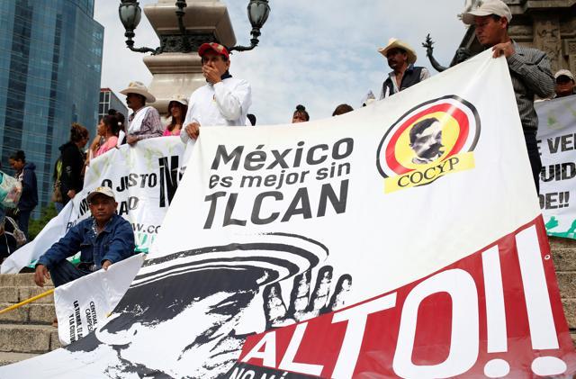 Farmers from different states, holding a banner, take part in a march against the North American Free Trade Agreement (NAFTA) talks in front of the Angel of Independence Monument in Mexico City, Mexico July 26, 2017. The banner reads "Mexico is better without NAFTA". (REUTERS) Farmers from different states, holding a banner, take part in a march against the North American Free Trade Agreement (NAFTA) talks in front of the Angel of Independence Monument in Mexico City, Mexico July 26, 2017. The banner reads "Mexico is better without NAFTA". (REUTERS)