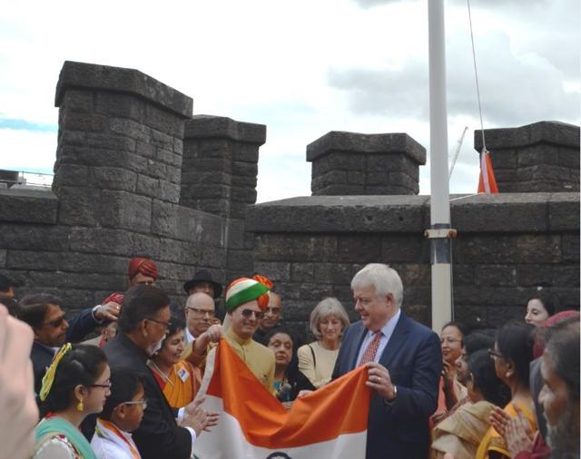 Cardiff first minister Carwyn Jones and India Centre Cardiff governor Keshav Singhal at the Independence Day event in Cardiff Castle. (HT Photo)