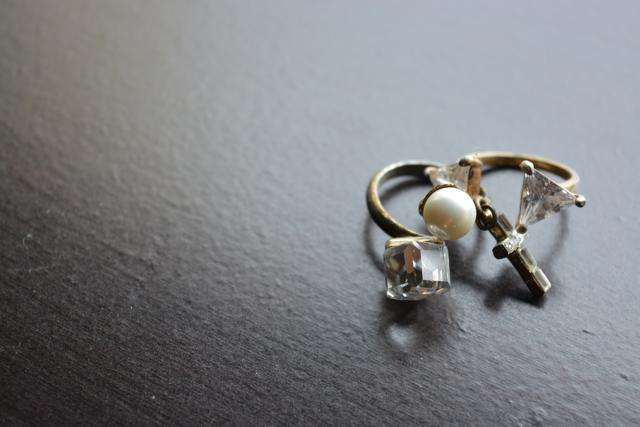 Store your silver jewellery in an area with low humidity. (Shutterstock )