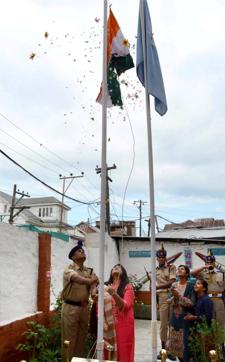 Martyred CRPF Commandant Pramod Kumar's wife Neha Tripathi unfurling the tri-colour. (PTI)