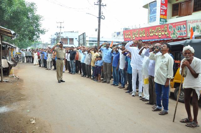 People queue up on the roads in a display of patriotic fervour. (HT Photo) People queue up on the roads in a display of patriotic fervour. (HT Photo)