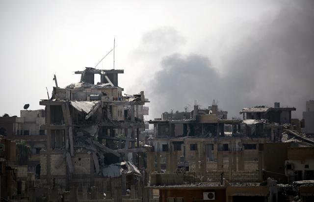 Smoke billows in an eastern area of Raqqa, Syria on August 15, 2017. (AFP) Smoke billows in an eastern area of Raqqa, Syria on August 15, 2017. (AFP)