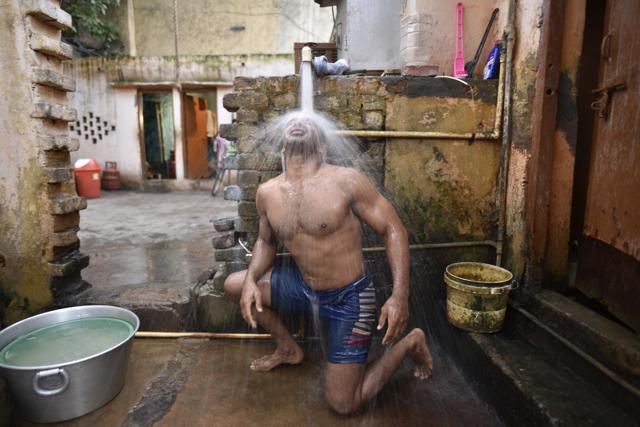 Virender Singh cools off during a lighter moment in a day near Sadar Bazar. (Ravi Choudhary / HT PHOTO) Virender Singh cools off during a lighter moment in a day near Sadar Bazar. (Ravi Choudhary / HT PHOTO)