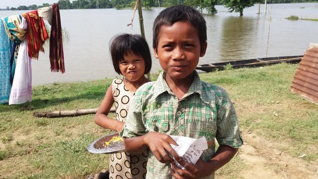 Two flood-affected children eat puffed-rice for lunch at their makeshift camp in Morigaon. (Utpal Parashar/Hindustan Times) Two flood-affected children eat puffed-rice for lunch at their makeshift camp in Morigaon. (Utpal Parashar/Hindustan Times)