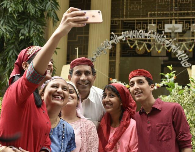 A family takes a selfie near Tardeo agiary on Thursday. (Anshuman Poyrekar/HT Photo) A family takes a selfie near Tardeo agiary on Thursday. (Anshuman Poyrekar/HT Photo)