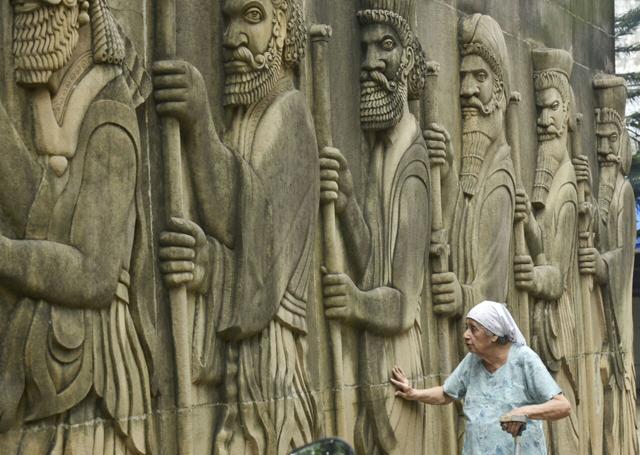 A Parsi woman prays at the fire temple in Tardeo. (Anshuman Poyrekar/HT Photo) A Parsi woman prays at the fire temple in Tardeo. (Anshuman Poyrekar/HT Photo)