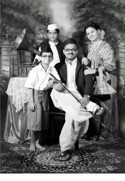 To celebrate World Photography Day, photographer Shirish Karrale is teaming up with NCPA to recreate ’50s-style mock-ups of family portraits. To celebrate World Photography Day, photographer Shirish Karrale is teaming up with NCPA to recreate ’50s-style mock-ups of family portraits.