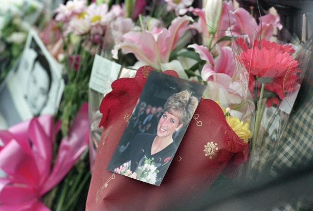 This file photo taken on August 31, 1997 shows tributes AT the gates of Buckingham Palace in London. (AFP)