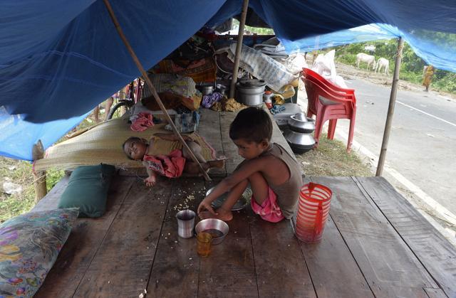 Children rest in a makeshift tent set up along a road in flood-affected Purnia district of Bihar state on August 18, 2017. (AFP) Children rest in a makeshift tent set up along a road in flood-affected Purnia district of Bihar state on August 18, 2017. (AFP)