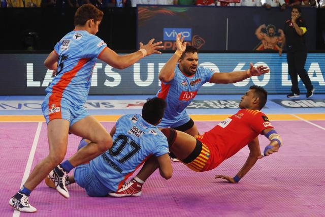 Gujarat Fortunegiants and Bengal Warriors played out a tie in their Pro Kabaddi League match on Thursday. (AP) Gujarat Fortunegiants and Bengal Warriors played out a tie in their Pro Kabaddi League match on Thursday. (AP)