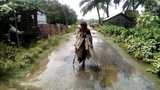 Physically challenged Basant, on way to a relief camp at Pipra, in Katihar district. (HT photo) Physically challenged Basant, on way to a relief camp at Pipra, in Katihar district. (HT photo)