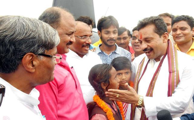 BJP MLA from Chail Sanjay Kumar Gupta talking to children before their helicopter ride on Friday. (HT Photo)