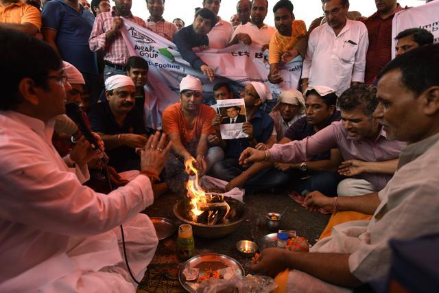 Amrapali homebuyers during the Grah Prapti Yajna at Amrapali Corporate Tower in Sector 62, Noida, on Saturday. (Virendra Singh Gosain/HT PHOTO) Amrapali homebuyers during the Grah Prapti Yajna at Amrapali Corporate Tower in Sector 62, Noida, on Saturday. (Virendra Singh Gosain/HT PHOTO)