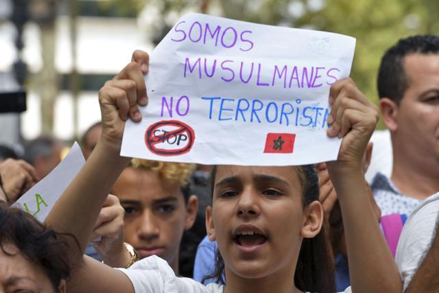 A young Muslim girl holds a message reading "We are muslims, not terrorists" as Muslim residents of Barcelona demonstrate on the Las Ramblas boulevard in Barcelona, to protest against terrorism and in tribute to the victims of the Barcelona attack. (AFP Photo) A young Muslim girl holds a message reading "We are muslims, not terrorists" as Muslim residents of Barcelona demonstrate on the Las Ramblas boulevard in Barcelona, to protest against terrorism and in tribute to the victims of the Barcelona attack. (AFP Photo)