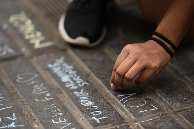 People write messages on the ground of the Las Ramblas boulevard in Barcelona. (AFP Photo) People write messages on the ground of the Las Ramblas boulevard in Barcelona. (AFP Photo)