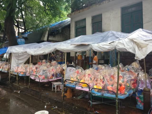 Stalls on Bhavani Shankar Road in Dadar. (HT)