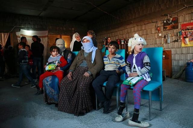 Displaced women and children from the minority Yazidi sect, who were kidnapped by Islamic State militants of Tal Afar but managed to escape, are seen at a house in Duhok province, northern Iraq, November 24, 2016. (Reuters)