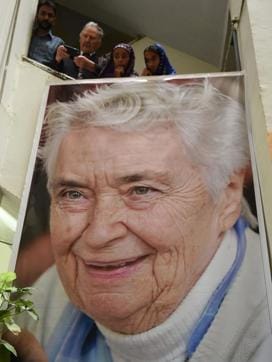 Members of the Marie Adelaide Leprosy Centre watch the funeral ceremony for Ruth Pfau, a German nun who devoted her life to combatting leprosy in Pakistan, in Karachi on August 19, 2017. (AFP Photo) Members of the Marie Adelaide Leprosy Centre watch the funeral ceremony for Ruth Pfau, a German nun who devoted her life to combatting leprosy in Pakistan, in Karachi on August 19, 2017. (AFP Photo)