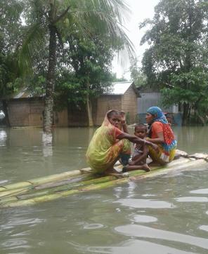 A family in Madhupur village of Takimari gaon panchayat tries to reach their submerged home on a raft. (HT PHOTO) A family in Madhupur village of Takimari gaon panchayat tries to reach their submerged home on a raft. (HT PHOTO)