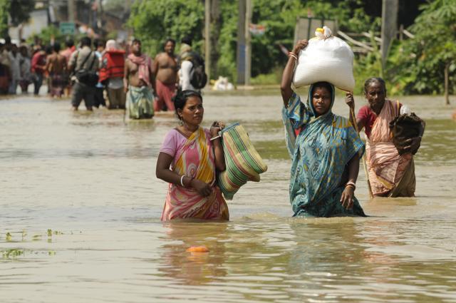 Villagers moving to safety with their belongings in Shehagori village of Amta Block II of Howrah district. (Samir Jana/HT PHOTO) Villagers moving to safety with their belongings in Shehagori village of Amta Block II of Howrah district. (Samir Jana/HT PHOTO)