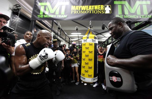 Boxer Floyd Mayweather Jr. works out on the heavy bag during a media workout at the Mayweather Boxing Club August 10, 2017 in Las Vegas, Nevada. (AFP) Boxer Floyd Mayweather Jr. works out on the heavy bag during a media workout at the Mayweather Boxing Club August 10, 2017 in Las Vegas, Nevada. (AFP)