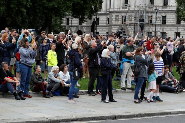 People use their phones to film as the Big Ben bell chimes for the last time in four years ahead of restoration work on the Elizabeth Tower in London, Britain, on August 21, 2017. (Reuters) People use their phones to film as the Big Ben bell chimes for the last time in four years ahead of restoration work on the Elizabeth Tower in London, Britain, on August 21, 2017. (Reuters)