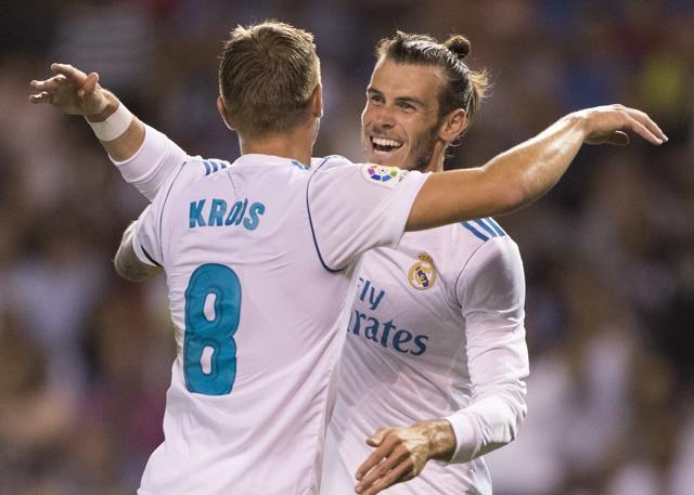 Real Madrid F.C.'s Toni Kroos (left) celebrates with Gareth Bale after scoring a goal in their La Liga match against Deportivo la Coruna at the Riazor stadium on Sunday. (AP)
