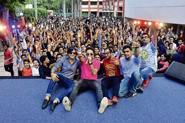 DJ Gaurav Chawla, Sumit Sethi, Karan Kapoor and Emcee Kanishk Tyagi pose for a picture with the crowd.