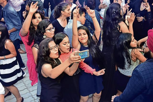 Girls click a selfie using the hashtag #HTFreshonCampus during the jam session that followed the competition.