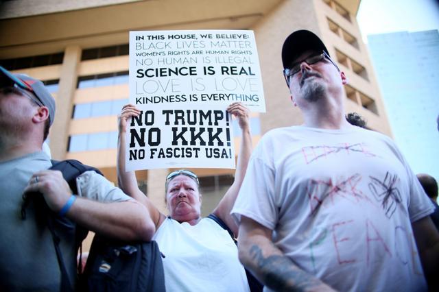 Pro-Trump supporters face off with peace activists during protests outside a Donald Trump campaign rally in Phoenix, Arizona, on August 22, 2017. (Reuters Photo) Pro-Trump supporters face off with peace activists during protests outside a Donald Trump campaign rally in Phoenix, Arizona, on August 22, 2017. (Reuters Photo)