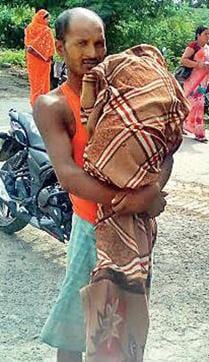 Raju Mahto carrying the body of his son Abhishek. (HT photo ) Raju Mahto carrying the body of his son Abhishek. (HT photo )